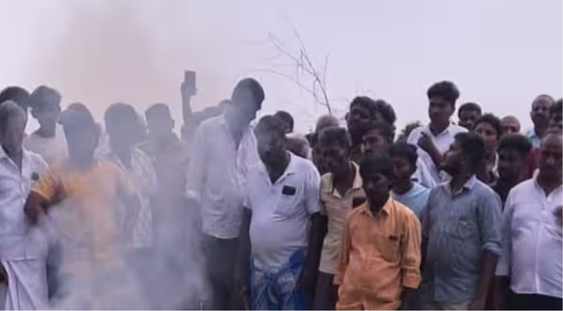 கோவையில் கொல்லப்பட்ட சிறுமிக்கு சேலம் மாவட்டத்தில் உறவினர்கள் இறுதி அஞ்சலி செலுத்திய காட்சி