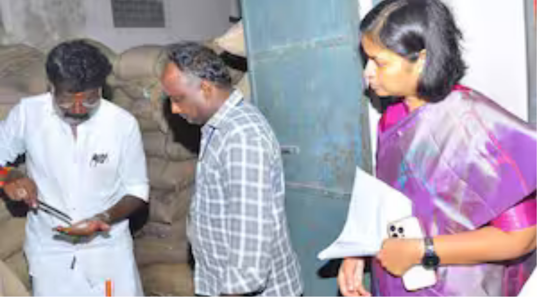 ரேஷன் கடையில் ஆய்வு மேற்கொண்ட கூட்டுறவுத்துறை அமைச்சர் காந்திராஜ்