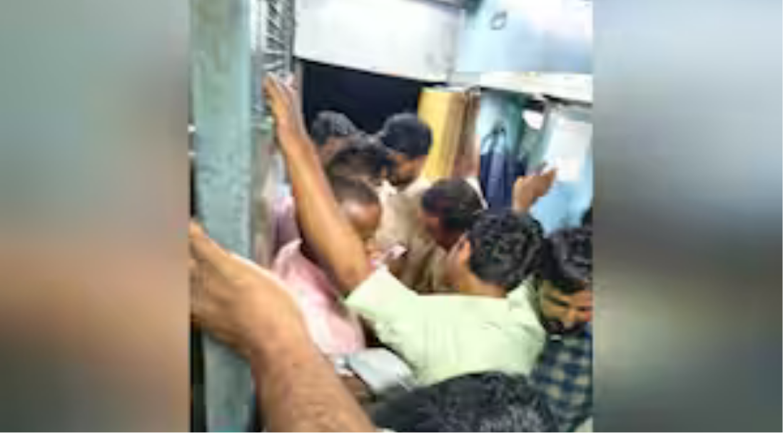 பொதுப்பெட்டி நெரிசலால் படிகளில் தொங்கியபடி பயணம் செய்யும் ரயில் பயணிகள்