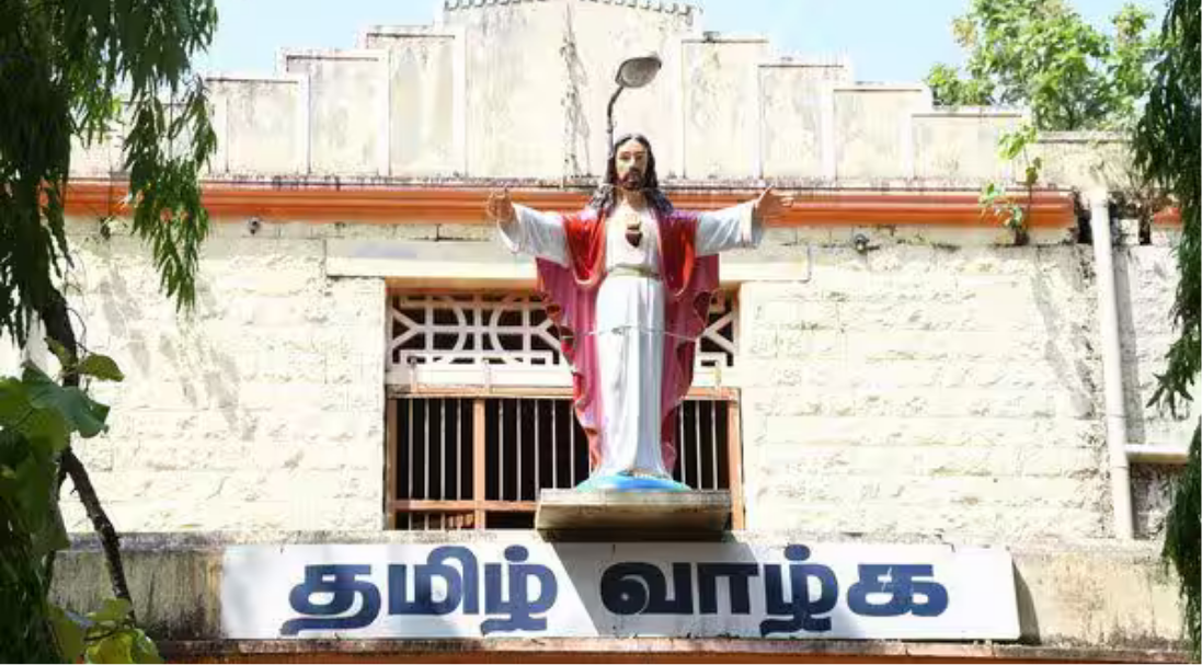 பொள்ளாச்சி நகராட்சி பள்ளி வாசலில் ஷூட்டிங்கிற்காக அமைக்கப்பட்ட இயேசு சிலை