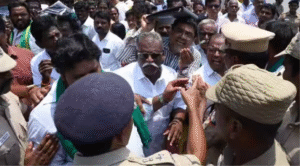 முழு பயிர் கடன் தள்ளுபடி கோரி போராட்டத்தில் ஈடுபட்ட விவசாயிகள்