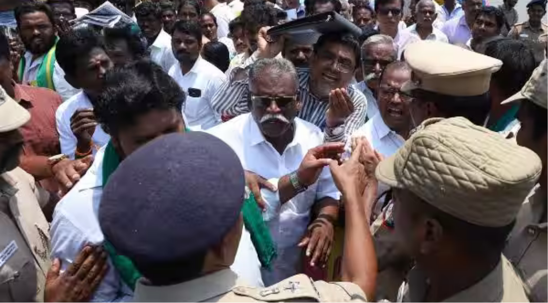 முழு பயிர் கடன் தள்ளுபடி கோரி போராட்டத்தில் ஈடுபட்ட விவசாயிகள்