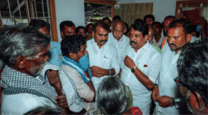 கொலை செய்யப்பட்ட சிறுமியின் குடும்பத்தினரை சந்தித்து ஆறுதல் தெரிவிக்கும் மத்திய அமைச்சர் எல்.முருகன் மற்றும் பாஜ நிர்வாகிகள்.