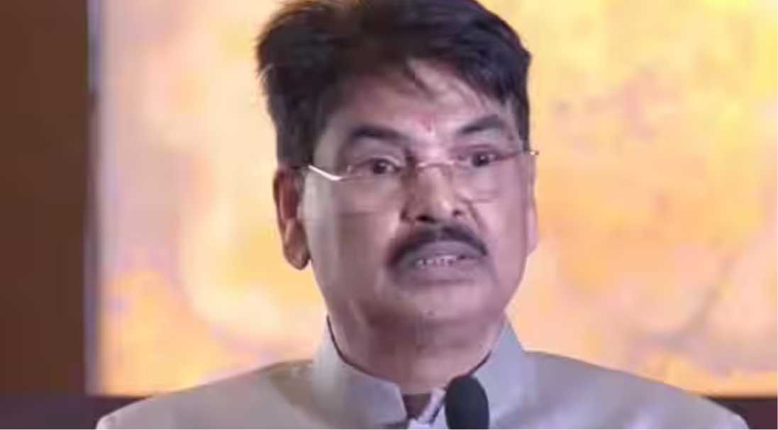வழக்கறிஞர்களின் கல்வித் தகுதிகள் குறித்து தகவல் வெளியிடும் பார் கவுன்சில் தலைவர் மனன் குமார் மிஸரா.