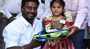 சென்னையில் பள்ளி மாணவர்களுக்கு பாடப்புத்தகங்கள் வழங்கி பேசும் பள்ளிக் கல்வித்துறை அமைச்சர் ராஜ்மோகன்.
