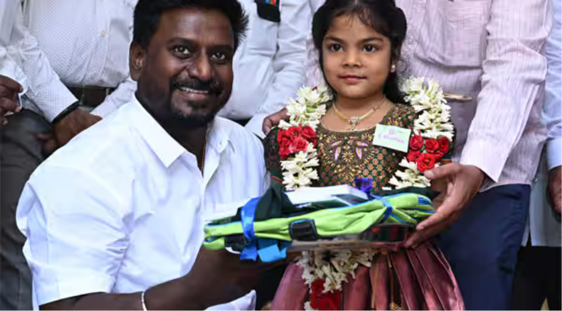 சென்னையில் பள்ளி மாணவர்களுக்கு பாடப்புத்தகங்கள் வழங்கி பேசும் பள்ளிக் கல்வித்துறை அமைச்சர் ராஜ்மோகன்.
