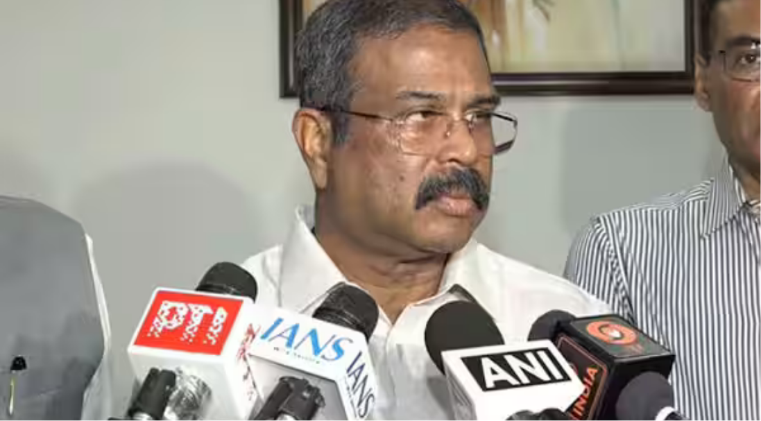 சிபிஎஸ்இ மும்மொழிக் கொள்கை குறித்து கருத்து தெரிவிக்கும் மத்திய கல்வித்துறை அமைச்சர் தர்மேந்திர பிரதான்.