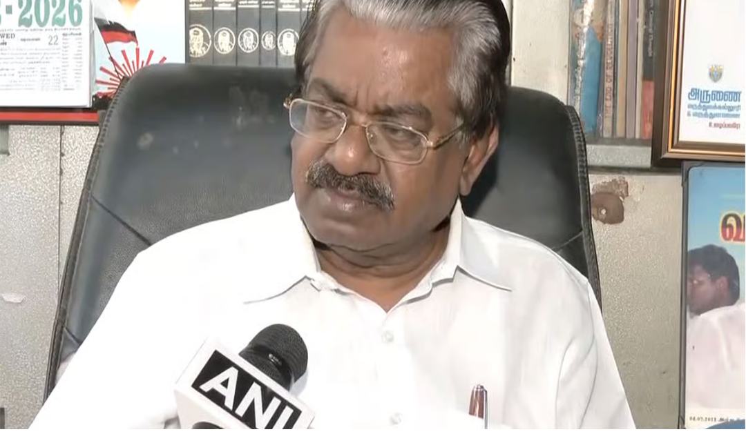 செய்தியாளர்களிடம் பேசி வரும் திமுக செய்தித் தொடர்புக் குழுத் தலைவர் டி.கே.எஸ். இளங்கோவன்.
