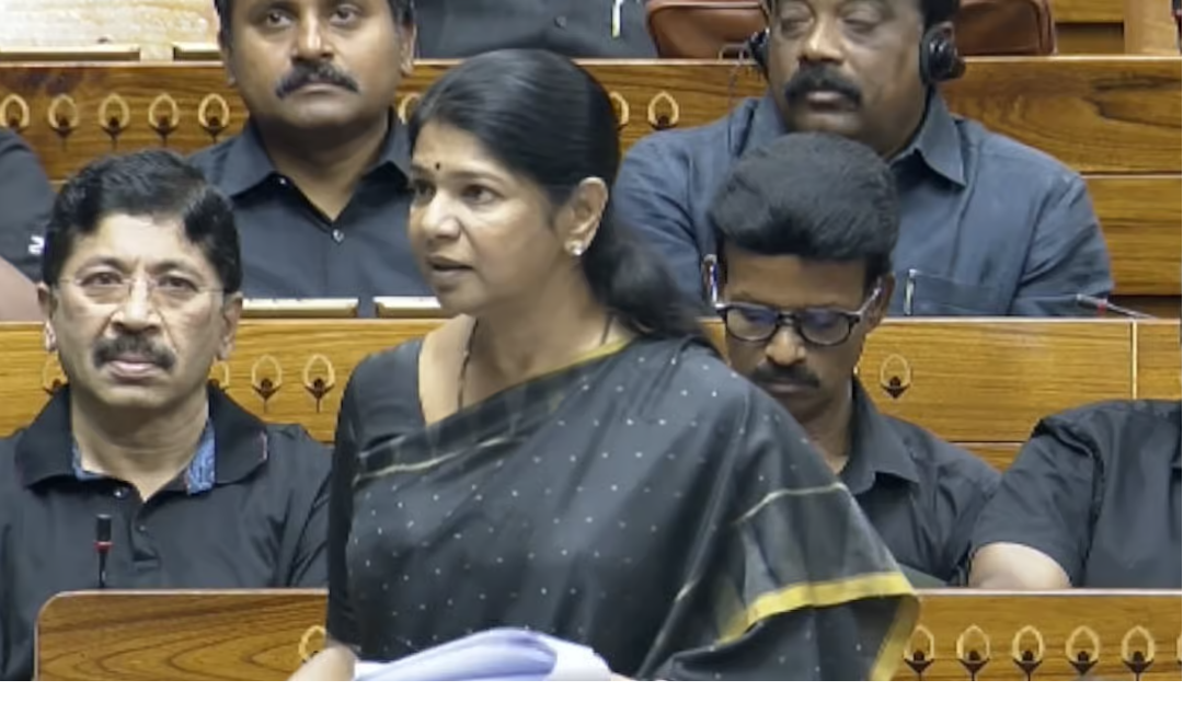 மக்களவை கூட்டத்தில் பங்கேற்கும் திமுக எம்.பி. கனிமொழி.