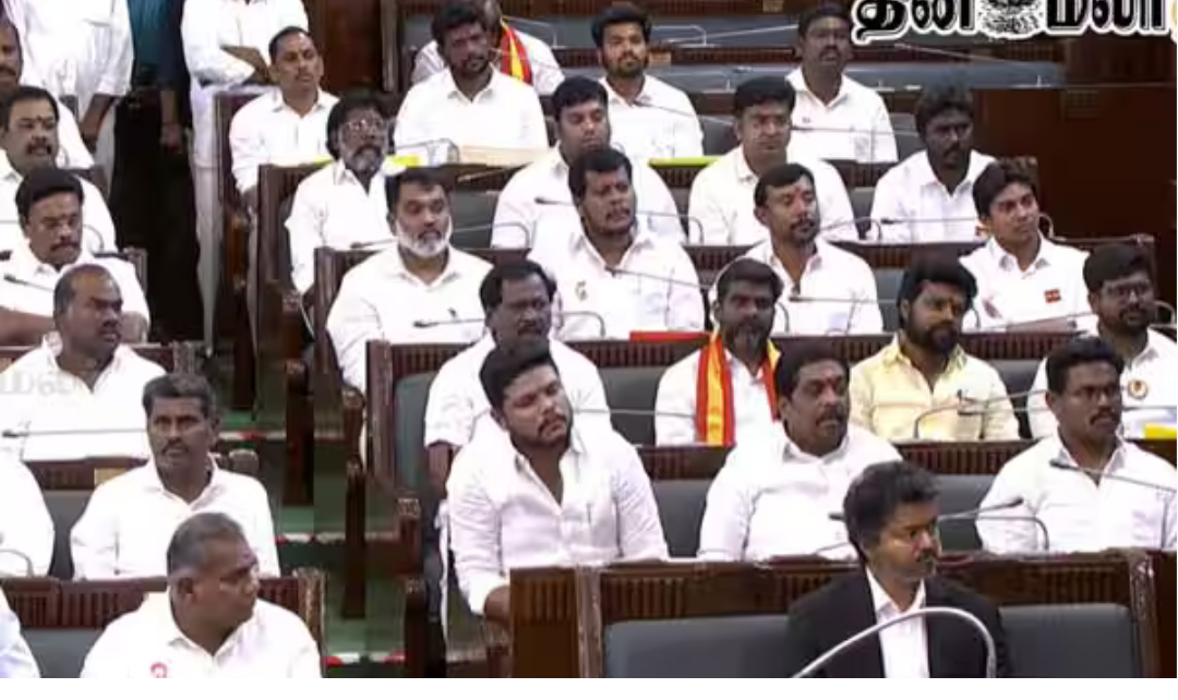 தமிழக சட்டசபையில் புதிய எம்எல்ஏக்கள் பதவியேற்பு நிகழ்ச்சி நடைபெறும் காட்சி.