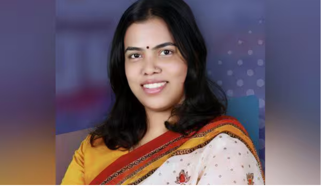 சிவகாசி தொகுதியில் வெற்றி பெற்று அமைச்சர் பதவியேற்ற கீர்த்தனா.