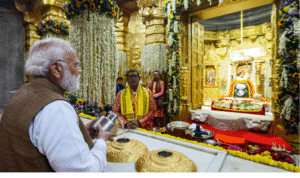 சோமநாதர் கோயிலில் சிறப்பு பூஜையில் பங்கேற்கும் பிரதமர் நரேந்திர மோடி.