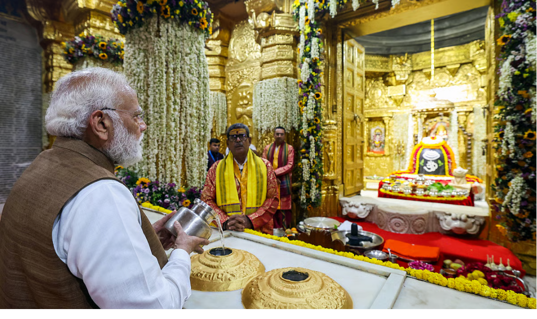 சோமநாதர் கோயிலில் சிறப்பு பூஜையில் பங்கேற்கும் பிரதமர் நரேந்திர மோடி.