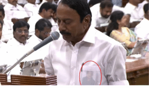 சட்டைப்பையில் ஜெயலலிதா புகைப்படத்துடன் சட்டசபையில் பதவியேற்கும் செங்கோட்டையன்.