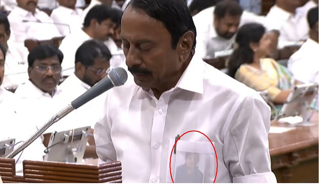 சட்டைப்பையில் ஜெயலலிதா புகைப்படத்துடன் சட்டசபையில் பதவியேற்கும் செங்கோட்டையன்.