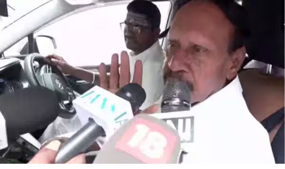 சென்னையில் நிருபர்களிடம் பேசிய அதிமுக எம்பி தம்பிதுரை