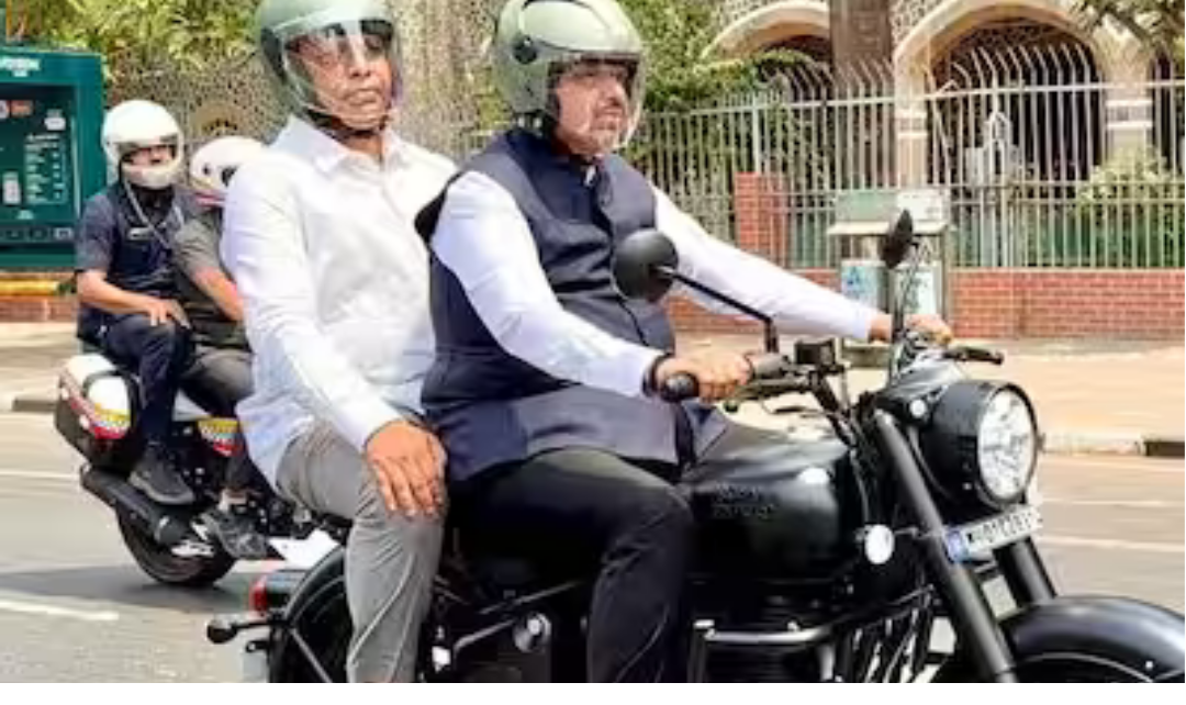 புல்லட் மோட்டார் சைக்கிளில் முதல்வர் அலுவலகத்திற்கு செல்லும் மஹாராஷ்டிரா முதல்வர் தேவேந்திர பட்னவிஸ்