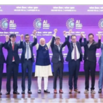 AI உச்சி மாநாடு 2026-ல் உலகத் தலைவர்கள், தொழில்நுட்ப நிறுவனங்கள் மற்றும் இந்தியாவின் செயற்கை நுண்ணறிவு முன்னெடுப்புகள் இடம்பெறும் காட்சி