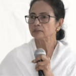 திரிணமுல் காங்கிரஸ் எம்எல்ஏக்கள் கூட்டத்தில் குறைந்த வருகையால் மம்தா பானர்ஜி கூட்டத்தை ரத்து செய்த காட்சி.