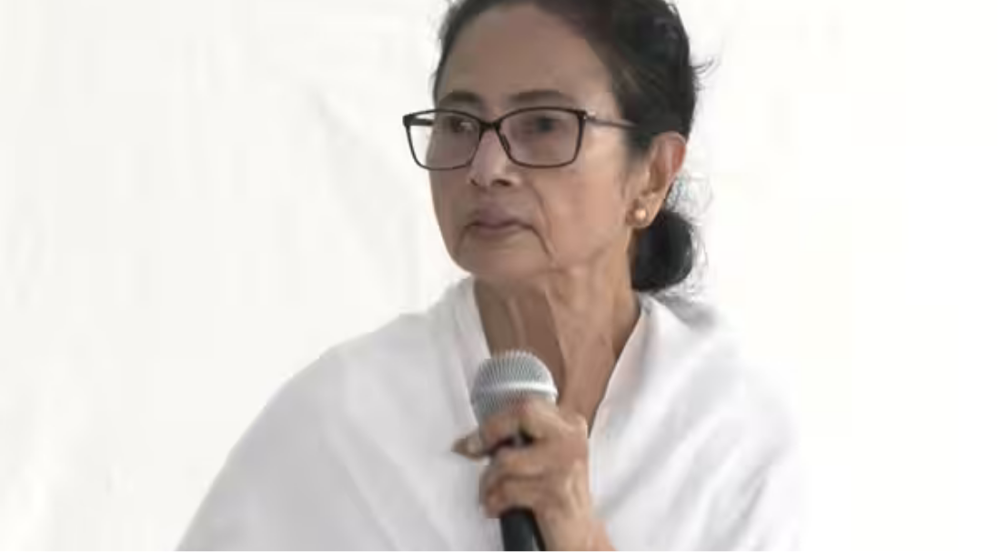 திரிணமுல் காங்கிரஸ் எம்எல்ஏக்கள் கூட்டத்தில் குறைந்த வருகையால் மம்தா பானர்ஜி கூட்டத்தை ரத்து செய்த காட்சி.