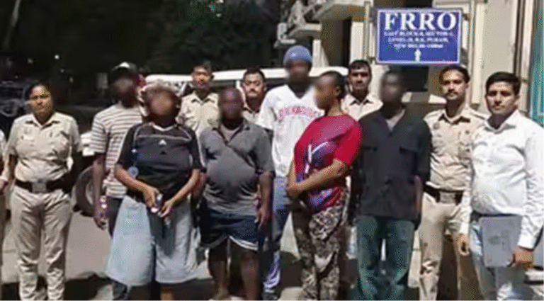 டெல்லியில் சட்டவிரோதமாக தங்கியிருந்த வெளிநாட்டினரை கைது செய்த போலீசார் விசாரணை நடத்தும் காட்சி.