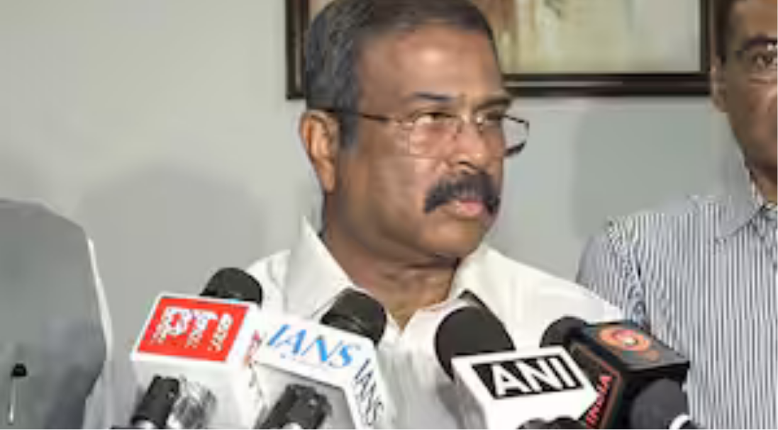 புதிய கல்விக் கொள்கை மற்றும் மும்மொழித் திட்டம் குறித்து விளக்கம் அளிக்கும் மத்திய கல்வித்துறை அமைச்சர் தர்மேந்திர பிரதான்.