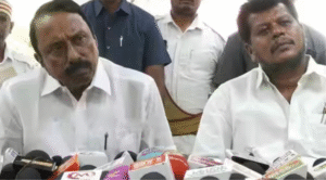 செய்தியாளர்களிடம் பேட்டி அளிக்கும் அமைச்சர் செங்கோட்டையன் மற்றும் கேள்வி எழுப்பும் நிருபர்கள்.