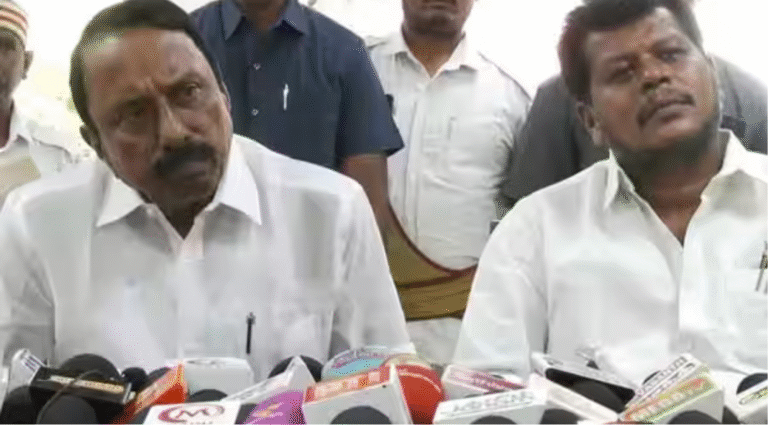 செய்தியாளர்களிடம் பேட்டி அளிக்கும் அமைச்சர் செங்கோட்டையன் மற்றும் கேள்வி எழுப்பும் நிருபர்கள்.