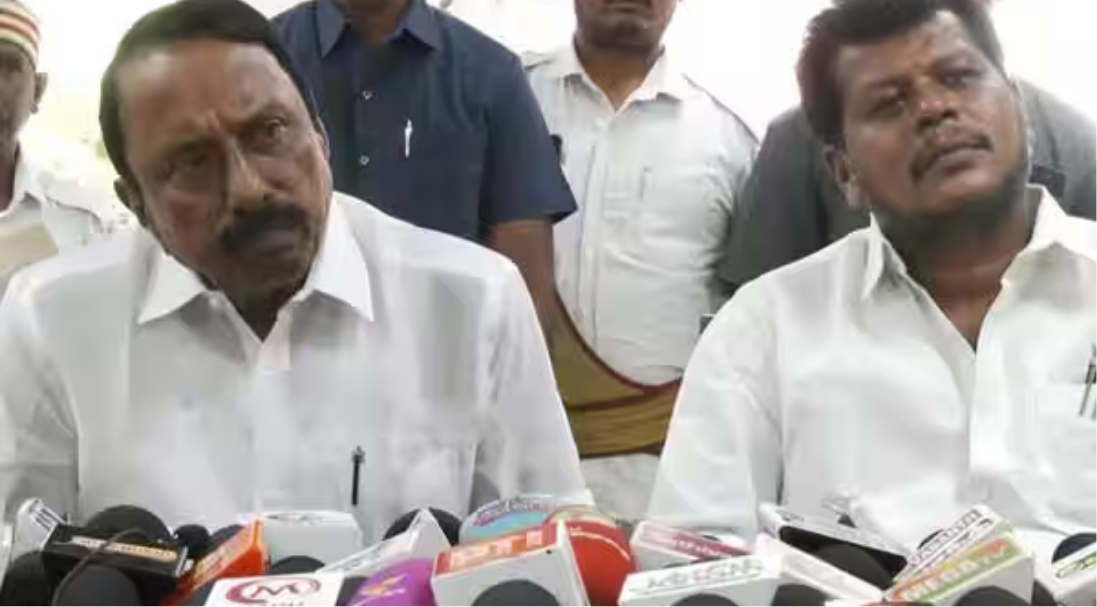 செய்தியாளர்களிடம் பேட்டி அளிக்கும் அமைச்சர் செங்கோட்டையன் மற்றும் கேள்வி எழுப்பும் நிருபர்கள்.