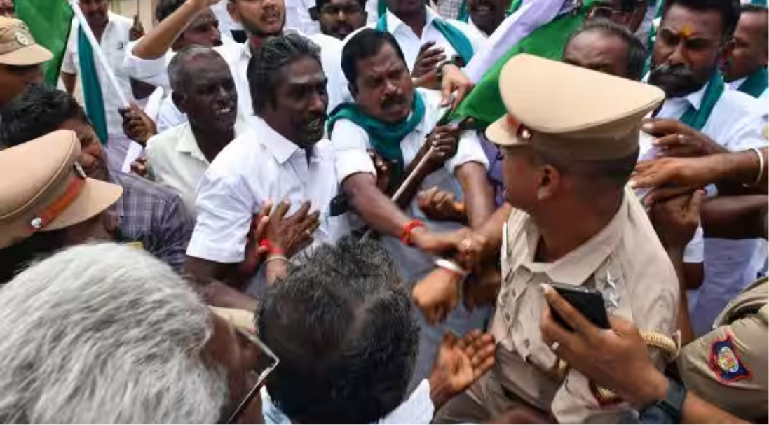பயிர்க்கடன் தள்ளுபடி கோரி மாவட்ட தலைநகரங்களில் போராட்டம் நடத்திய விவசாயிகள்.