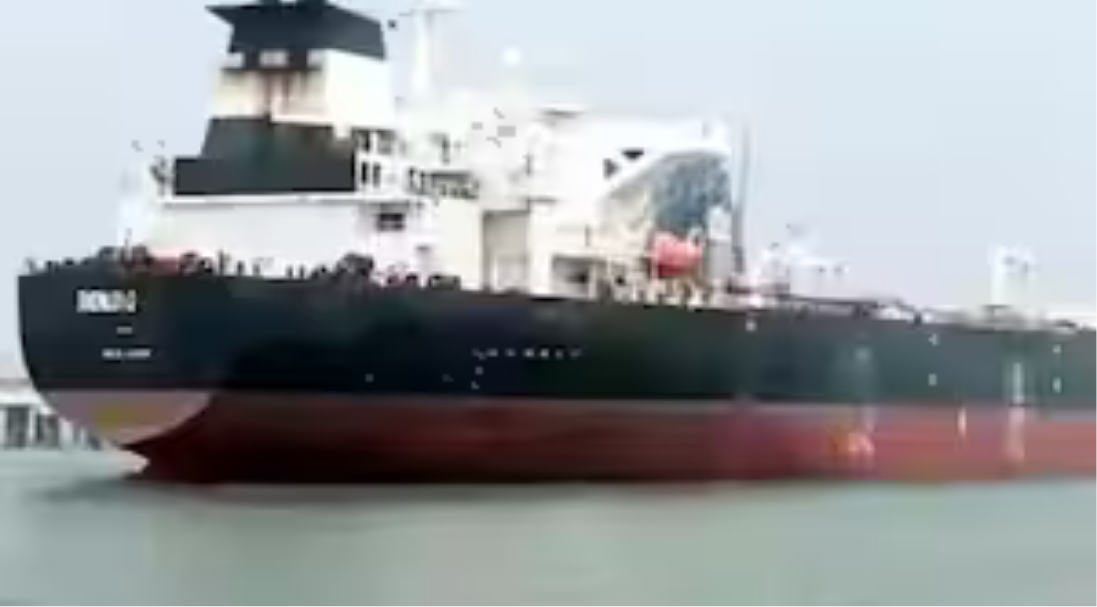 சர்வதேச கடல் பகுதியில் இடைமறிக்கப்பட்டதாக கூறப்படும் ‘டாகோர்’ எண்ணெய் கப்பல்.