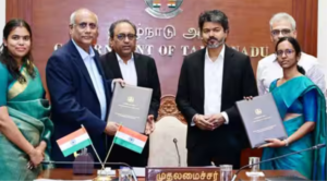 முதல்வர் விஜய் முன்னிலையில் தமிழக அரசும் L&T நிறுவனமும் ரூ.18,600 கோடி முதலீட்டுத் திட்டங்களுக்கான புரிந்துணர்வு ஒப்பந்தத்தில் கையெழுத்திடும் நிகழ்வு.