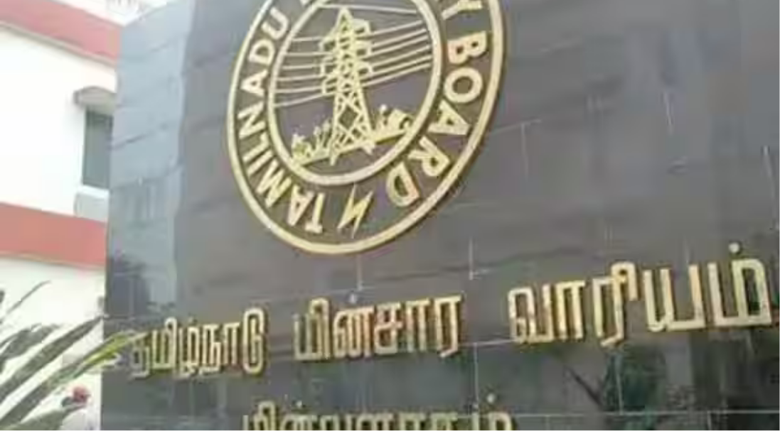 சென்னை மின்வாரிய தலைமை அலுவலகத்தில் ஹார்ட் டிஸ்க் மாயம் தொடர்பாக விசாரணை மேற்கொள்ளும் அதிகாரிகள்.
