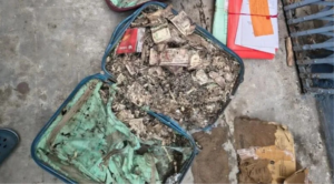சுரேந்திரநாத் கல்லூரி மாணவர் சங்க அறையில் சோதனையின்போது கைப்பற்றப்பட்ட பணம் மற்றும் பிற பொருட்கள்.