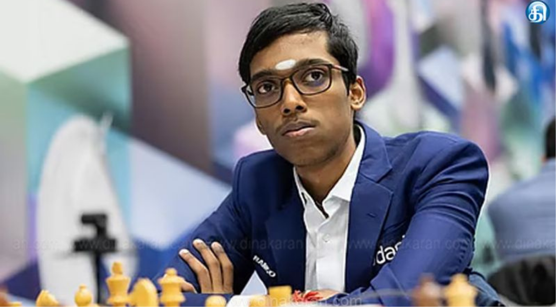 நார்வே செஸ் 2026 தொடரில் சாம்பியன் பட்டம் வென்று கோப்பையுடன் நிற்கும் இந்திய செஸ் வீரர் பிரக்ஞானந்தா.