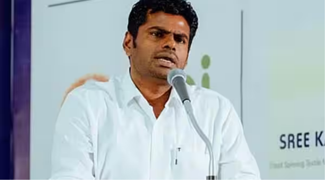 பாஜக முன்னாள் தலைவர் அண்ணாமலை செய்தியாளர்களை சந்தித்து பேசும் காட்சி.