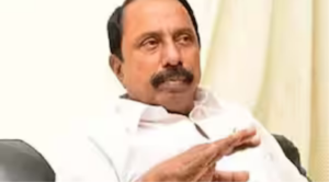 கோவை விமான நிலையத்தில் செய்தியாளர்களுக்கு பேட்டி அளிக்கும் அமைச்சர் செங்கோட்டையன்.