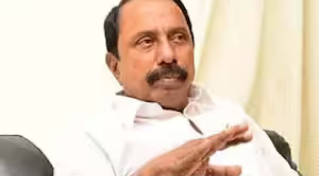 கோவை விமான நிலையத்தில் செய்தியாளர்களுக்கு பேட்டி அளிக்கும் அமைச்சர் செங்கோட்டையன்.