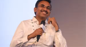 நிகழ்ச்சியில் உரையாற்றும் அமைச்சர் அருண்ராஜ் மற்றும் தமிழக வெற்றிக்கழக தலைவர் விஜய்.