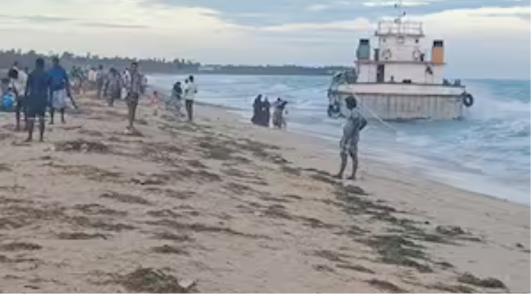 நடுக்கடலில் கைவிடப்பட்ட கப்பலில் சிக்கித் தவிக்கும் இந்திய மாலுமிகள் தொடர்பான பிரதிநிதித்துவ படம்.