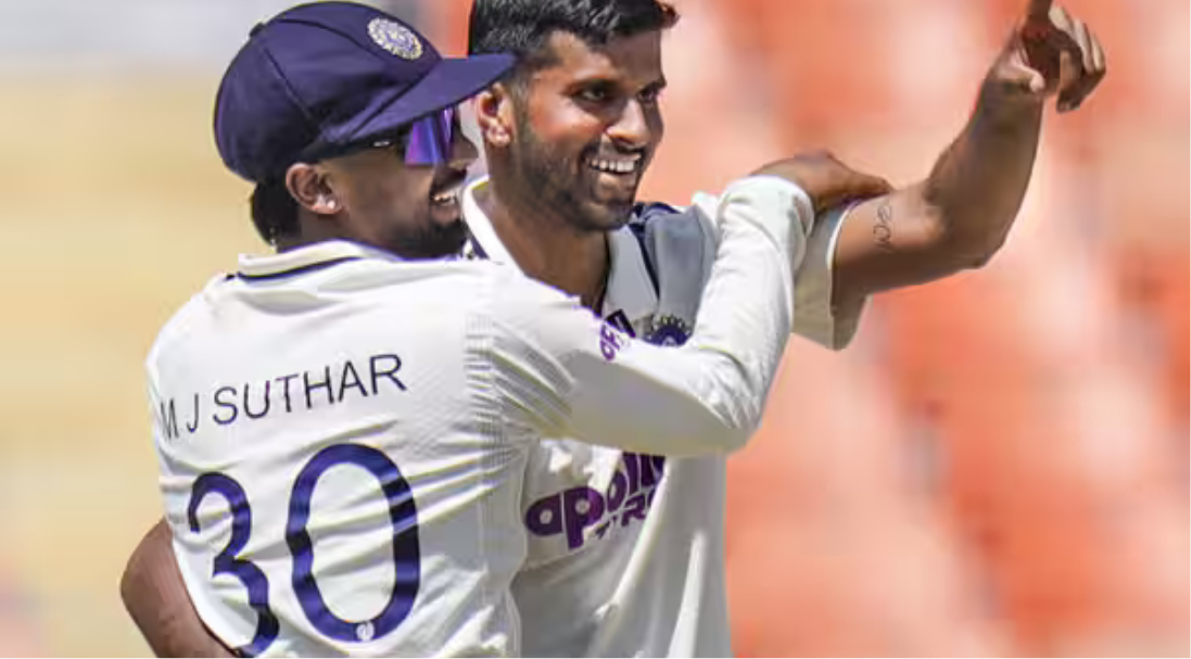 ஆப்கானிஸ்தானுக்கு எதிரான டெஸ்ட் போட்டியில் விக்கெட் எடுத்ததை கொண்டாடும் வாஷிங்டன் சுந்தர்.