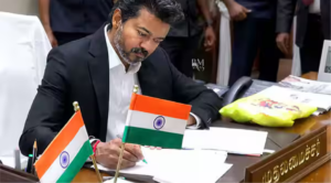 நகராட்சி நிர்வாகத் துறை அதிகாரிகளுடன் ஆலோசனை நடத்தி வழிகாட்டுதல்கள் வழங்கும் முதல்வர் விஜய்.