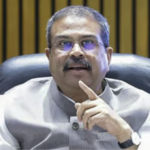 நீட் மறுதேர்வு குறித்து செய்தியாளர்களிடம் விளக்கம் அளிக்கும் மத்திய கல்வித்துறை அமைச்சர் தர்மேந்திர பிரதான்.