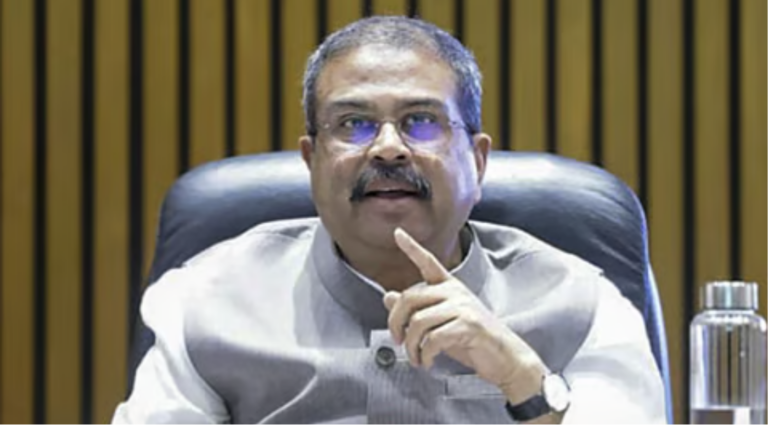 நீட் மறுதேர்வு குறித்து செய்தியாளர்களிடம் விளக்கம் அளிக்கும் மத்திய கல்வித்துறை அமைச்சர் தர்மேந்திர பிரதான்.