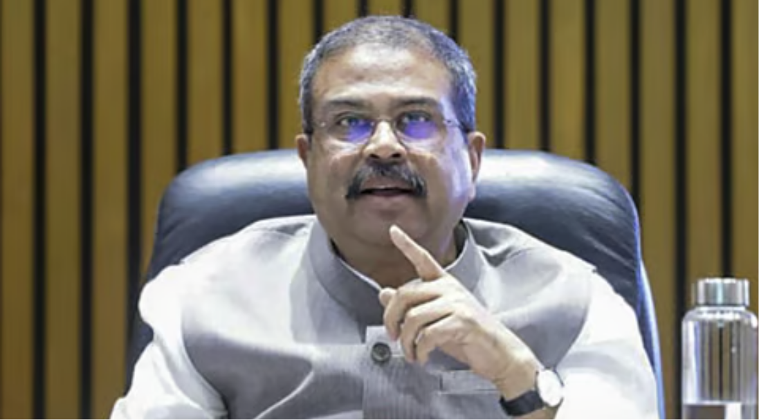 நீட் மறுதேர்வு குறித்து செய்தியாளர்களிடம் விளக்கம் அளிக்கும் மத்திய கல்வித்துறை அமைச்சர் தர்மேந்திர பிரதான்.