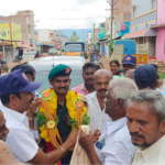 கீர்த்தி சக்ரா விருது பெற்ற ராணுவ வீரர் மீனாட்சி சுந்தரத்திற்கு தேனி மாவட்டத்தில் சொந்த ஊர் மக்கள் மலர் தூவி வரவேற்பு அளிக்கும் காட்சி.