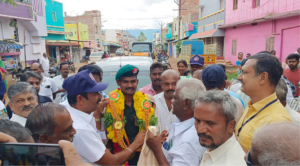 கீர்த்தி சக்ரா விருது பெற்ற ராணுவ வீரர் மீனாட்சி சுந்தரத்திற்கு தேனி மாவட்டத்தில் சொந்த ஊர் மக்கள் மலர் தூவி வரவேற்பு அளிக்கும் காட்சி.