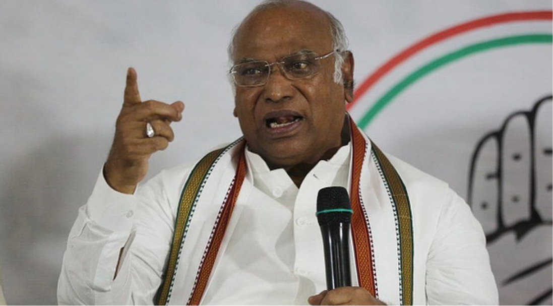 ராஜ்யசபா வேட்பாளர் மீனாட்சி நடராஜனின் வேட்பு மனு நிராகரிப்பு குறித்து கருத்து தெரிவிக்கும் காங்கிரஸ் தலைவர் மல்லிகார்ஜூன கார்கே.