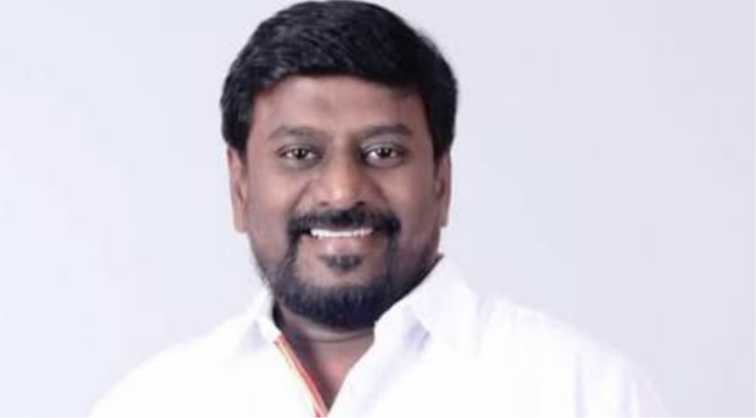 கல்வி வளாகங்களில் மத, ஜாதி அடையாளங்களுக்கு இடமில்லை என அறிவுறுத்தல் வழங்கிய அமைச்சர் ராஜ்மோகன் செய்தியாளர்களிடம் பேசும் காட்சி.