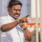 மதுரையில் செய்தியாளர்களை சந்தித்து மாணவர்கள் விபூதி, குங்குமம் அணிவது குறித்து விளக்கம் அளிக்கும் பள்ளிக்கல்வித்துறை அமைச்சர் ராஜ்மோகனை காட்டும் பிரதிநிதித்துவ படம்.